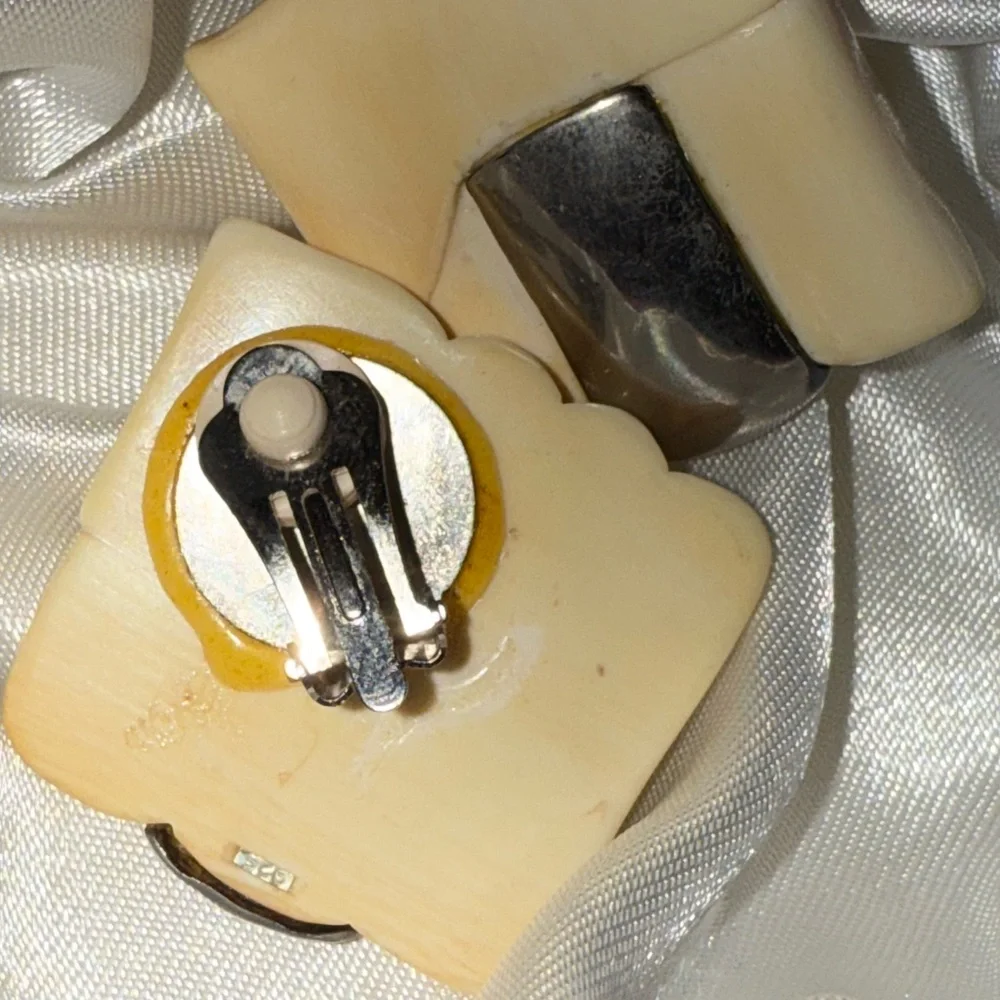 VINTAGE LARGE WHITE 3D DESIGN Square BAKELITE LUCITE‎ CLIP EARRINGS 925 STERLING